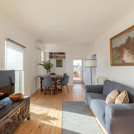 Iflat Penthouse Overlooking